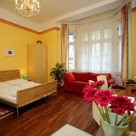 Club & * Budapest